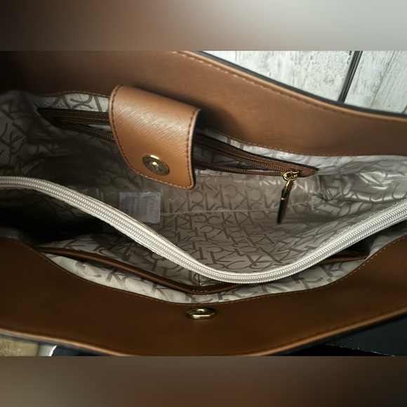 🏷️NWT Calvin Klein Louise monogram signature tote - Picture 7 of 10